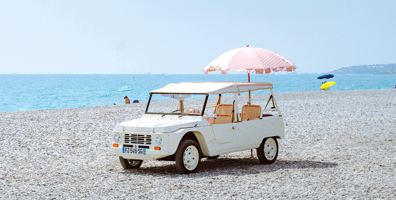 Une Méhari Eden Sorbet à la plage