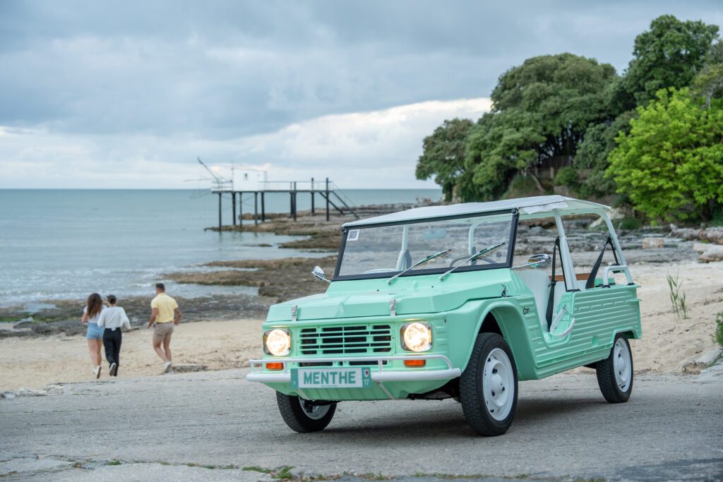 Méhari vert menthe au bord de plage