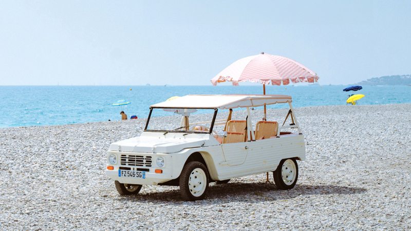 Une voiture de plage Méhari Eden couleur Sorbet